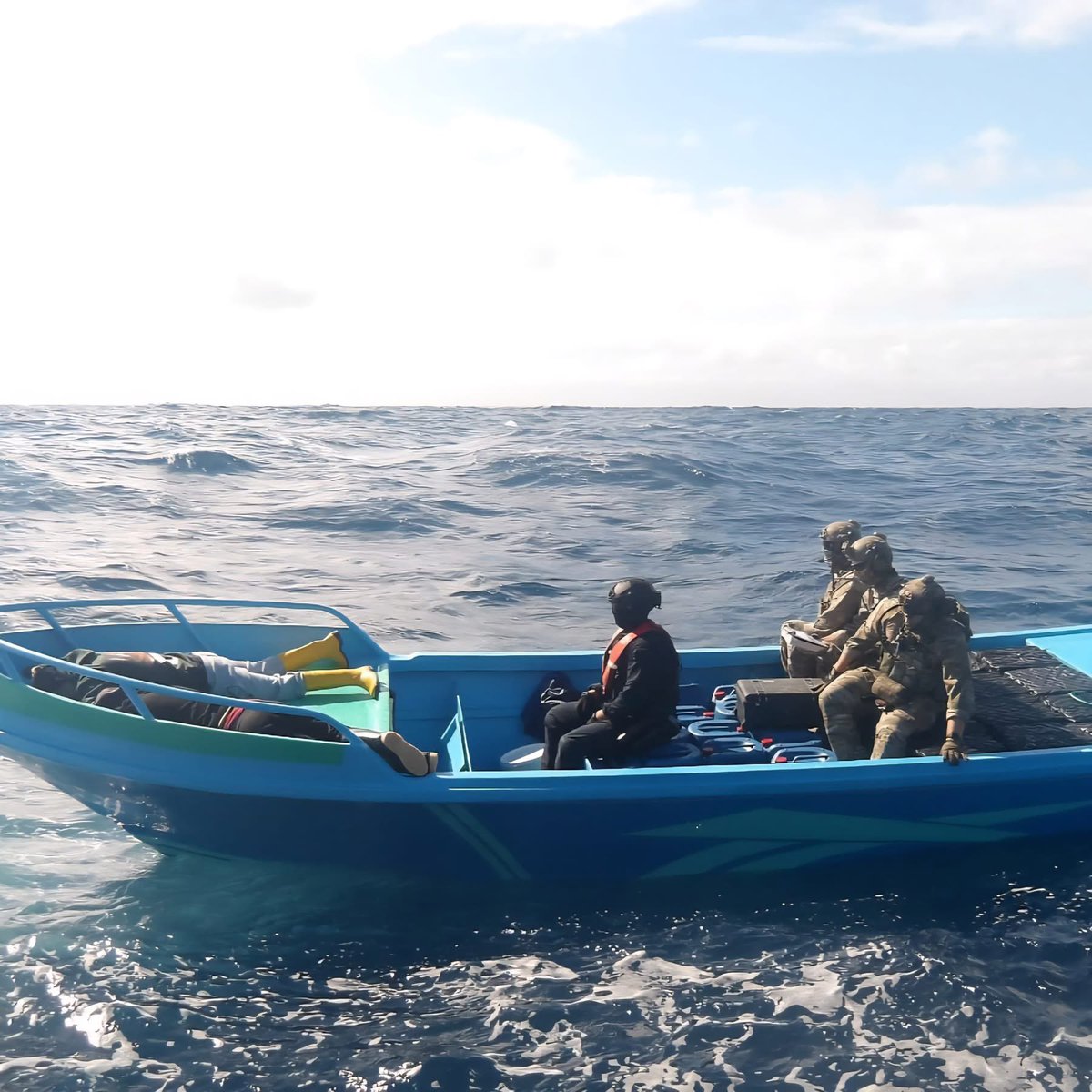 USCGPACAREA's tweet image. Last week, the crew of USCGC Hamilton made a significant impact by interdicting two narcotics vessels, seizing 4,000kg of illicit drugs! The next day, they partnered with HITRON and TACLET South for another successful operation, confiscating 1,975kg more. Bravo Zulu!