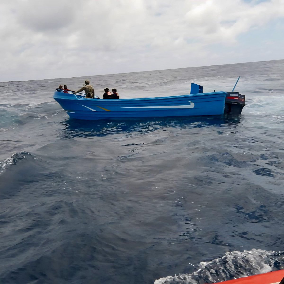USCGPACAREA's tweet image. Last week, the crew of USCGC Hamilton made a significant impact by interdicting two narcotics vessels, seizing 4,000kg of illicit drugs! The next day, they partnered with HITRON and TACLET South for another successful operation, confiscating 1,975kg more. Bravo Zulu!