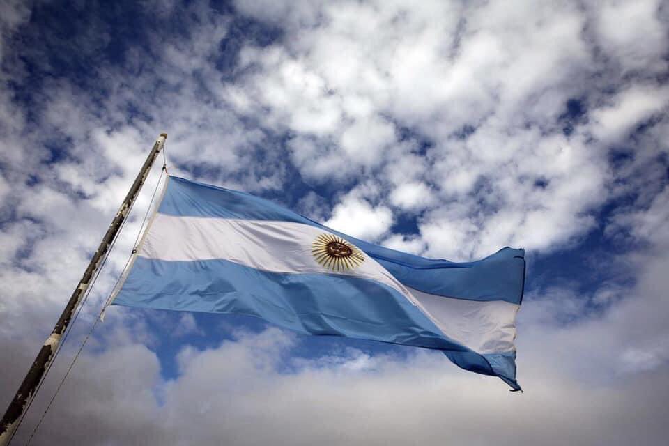 AleGalloOK's tweet photo. 9 de Julio 🇦🇷
En vista del presente creo que necesitamos una nueva INDEPENDENCIA y esta situación nos pone de cara con nuestro compromiso con la patria.
El presente nos interpela.
Cada paso que demos por poner a nuestra patria en un mejor lugar que el que vivimos hasta aquí, es en sí un mandato maravilloso si lo asumimos con la pasión de cuando éramos niños y soñábamos con ser como un padre de la patria en cada acto patrio en la escuela.
La educación y la familia son las bases y plataforma para el desarrollo integral de nuestra nación.
Los invito a todos a reflexionar sobre nuestro rol en el día a día de la patria.
El motor para hacer esa nueva Independencia no puede ser el odio sino el amor por los propios y la vocación de legar un mejor tiempo a los que hoy viven a nuestro lado y los que llegarán, pero también honrando a los que se fueron al cielo ya pero tenían nuestros mismos sueños.
Hoy la independencia no se resume a un territorio hoy la independencia es más una cuestión de intangibles pero tan importantes como la primera 
Luchemos por una patria libre de flagelos y de aquello que ofende las bases de su creación
Argentina merece y exige que trabajemos para construir una nación más libre que la que vieron nuestros abuelos y más pujante aún de la que esperamos para nuestros hijos y nietos.
No ayudemos a que nuestros hijos sean más esclavos que nuestros abuelos.
Todos podemos ser mañana el prócer que celebramos de ayer y eso depende de este instante depende de lo que cada argentino haga hoy.
Demos las batallas que tenemos que dar.

Feliz día de la Independencia Argentina 🇦🇷 
Feliz día Patria mía 💪🏻💙🤍💙

#9deJulio 
#IndependenciaArgentina