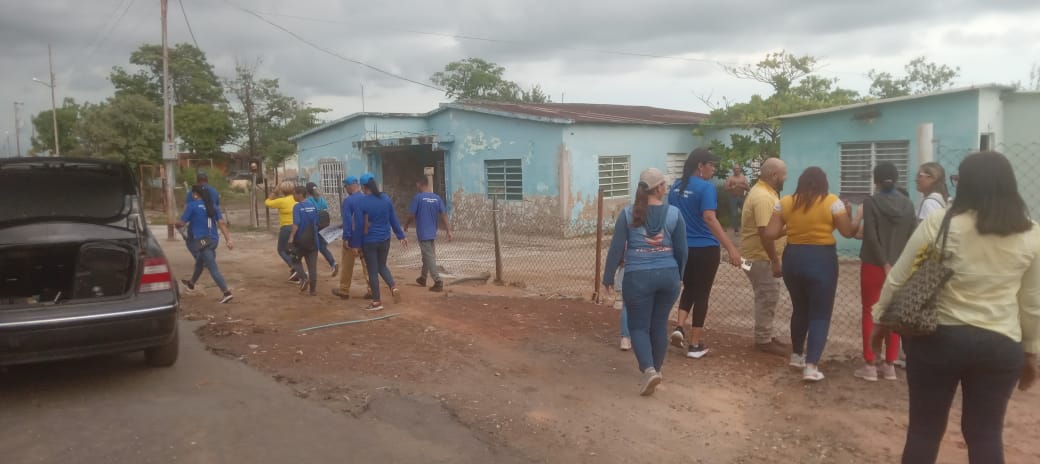 09Jul|Seguimos el recorrido y en esta oportunidad visitamos todos los rincones de barrio Venezuela sector la P, invitando a los vecinos de esta localidad a participar en las elecciones de este 27 de julio.
<a href="/partidoUNT/">Un Nuevo Tiempo</a>
<a href="/somosuntzulia/">Un Nuevo Tiempo Zulia</a> 
<a href="/untlags/">UNT Lagunillas</a>