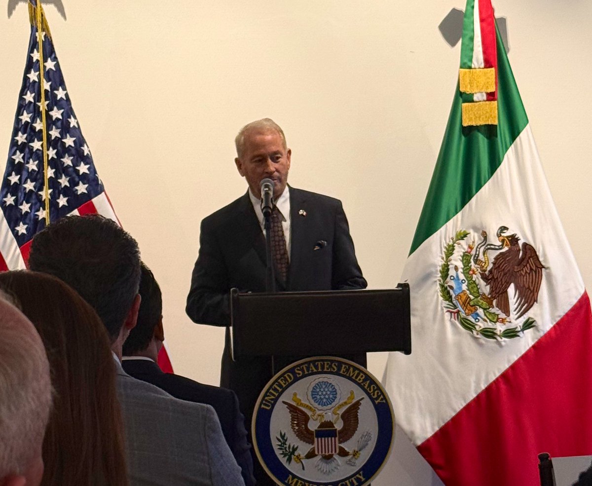 Tonight we were welcomed by the new U.S. Ambassador to Mexico, Ronald Johnson, at his residence to kick off our annual summer meeting. This year’s theme: immigration. We’re looking forward to thoughtful dialogue and the hard conversations ahead—true to Lyceum style. 🇺🇸🇲🇽