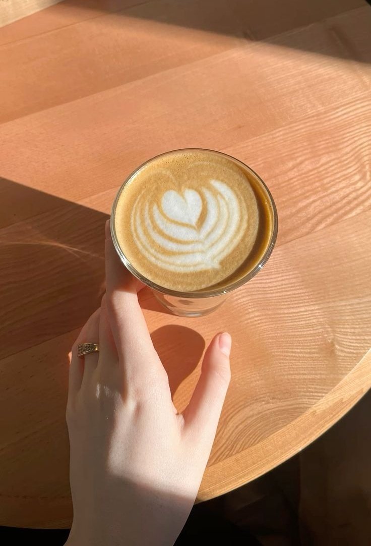 แสงแดดยามเช้า ส่องประกายความหวังใหม่ ๆ ให้เราเริ่มต้นวันใหม่ด้วยพลังใจที่เต็มเปี่ยม..

May your day be filled with positive vibes and success.

💻°•*⁀➷ ☕️~⁺₊˚📓𓇻 ☕✧𖧧˚₊