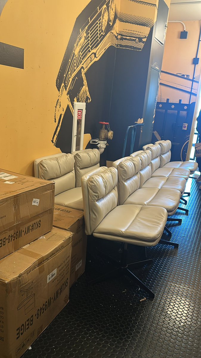 patonchain's tweet image. Founder productivity hack:

I’ve been doing “chair pomodoros”
- 45 mins of deep building work
- 15 mins of light chair building 

Keeps the mind sharp and ready to generate shareholder value