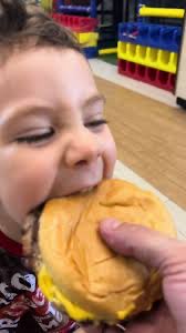 Wanblkpic's tweet photo. Me pedí una hamburguesa y me trajeron 2 🧚🏼🌈✨🛐. Bendecida por él: https://t.co/tmUJ79SRBt