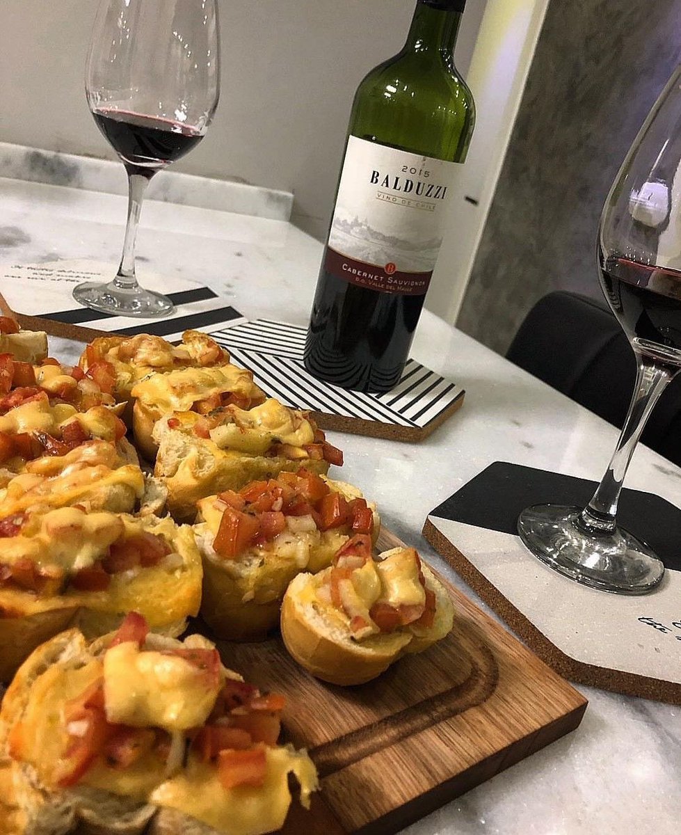 subdaaline's tweet image. Pra finalizar a noite mereço uma taça de vinho e a companhia do meu amor hoje…@alineavelarfe 🤍