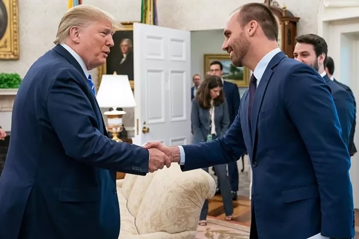 É urgente expedir ordem de prisão para o Eduardo Bolsonaro por traição e crime de Lesa Pátria