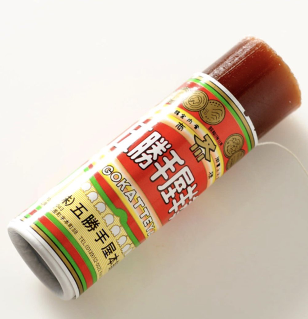 【五勝手屋羊羹@江差町】

1870年(明治3年)創業の「五勝手屋本舗」で作られている筒に入ったようかん。

ようかんとしては珍しい金時豆を原料に作られていて、一般的な小豆原料のようかんとはまた一味違った味わいを楽しめます。

道南旅行のお土産にオススメですよ😊 #北海道グルメ