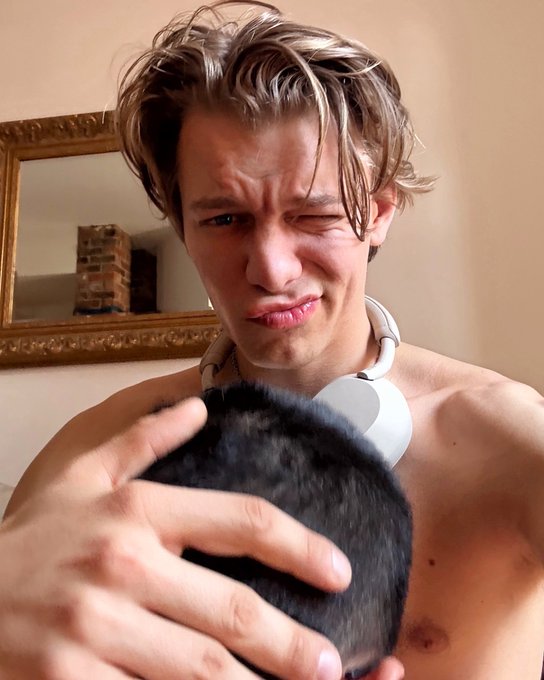 Watch Leo Louis's leaked NSFW photo on TwXstars