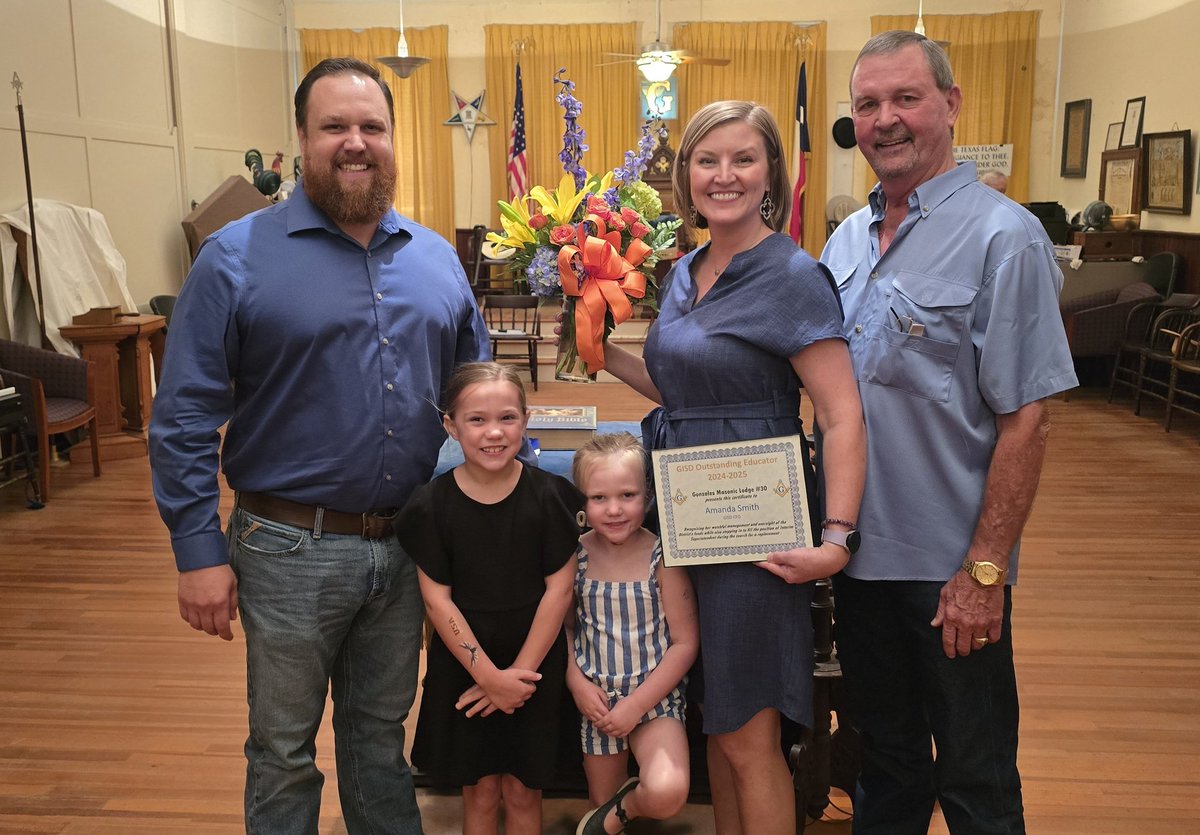 AReedSmith's tweet image. Honored to receive the Outstanding Educator award from the Gonzales Masonic Lodge #30 with my amazing #MasonicFamily by my side 🧡🤍 #GrowingGreatness #TexasMasons @gonzales_isd