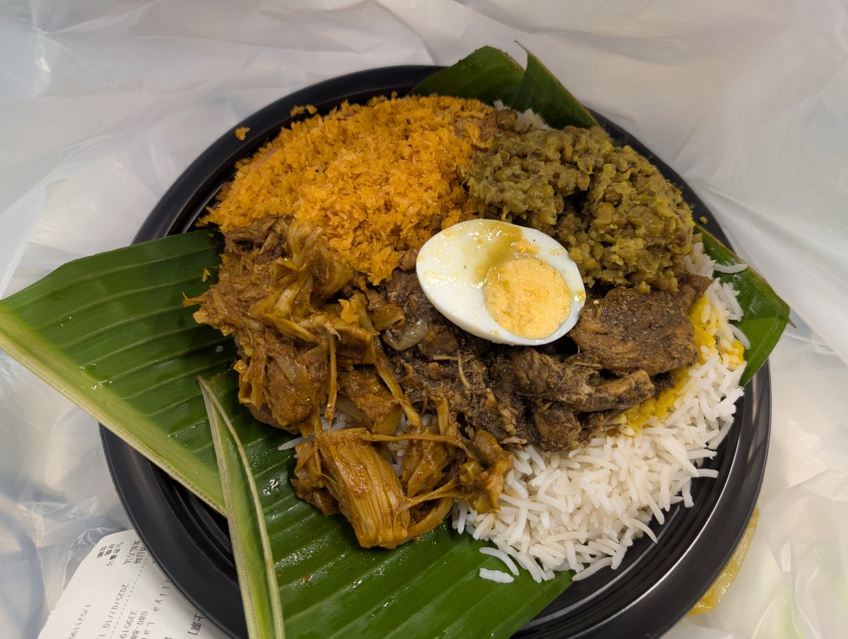 オフィスでスパイスカレーを食べるのは鬼畜の所業だとおもいつつなるべく匂いが拡散しないように食べる