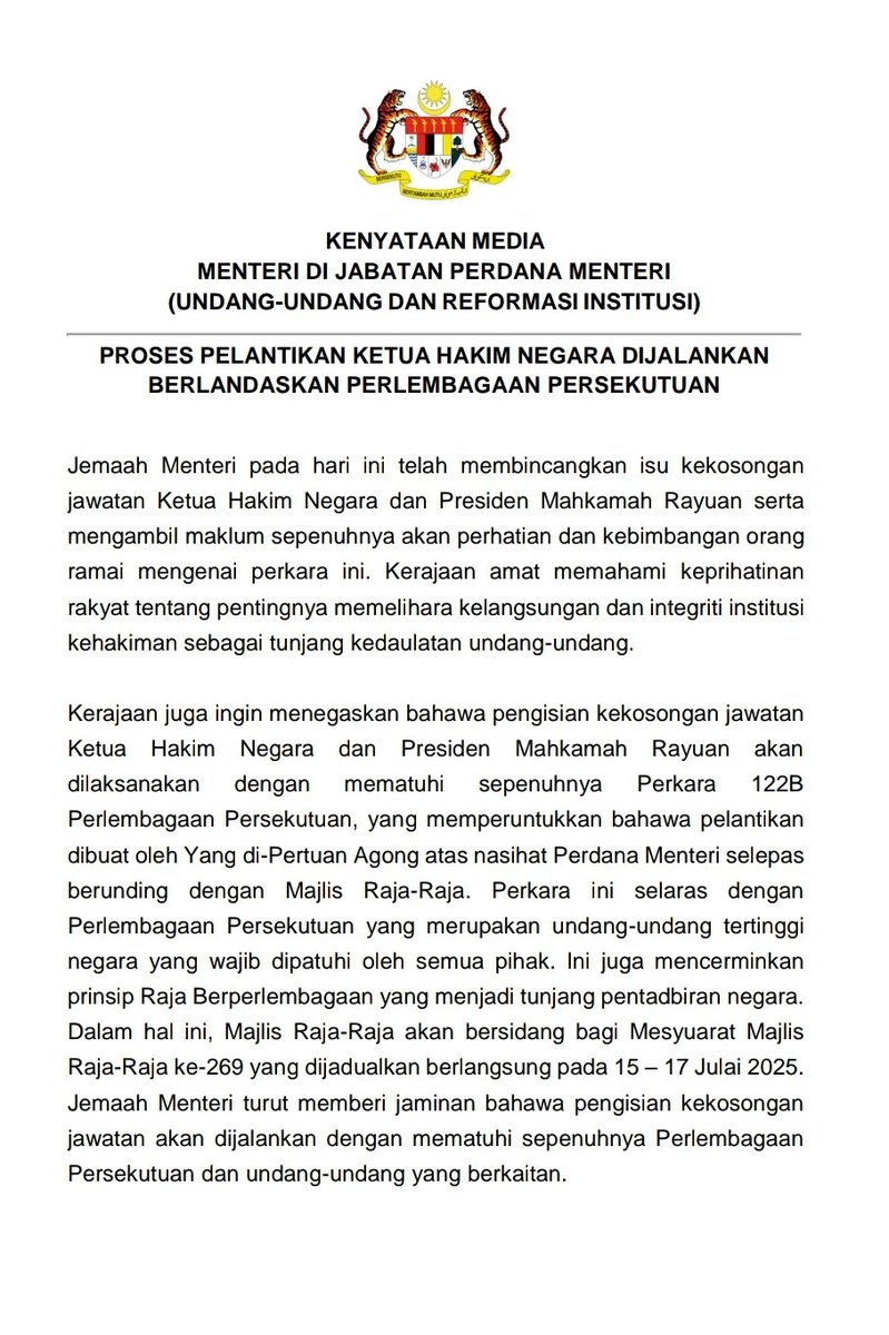 farhanzulkefly's tweet photo. Kenyataan Menteri Undang-undang, YB Azalina mengesahkan tweet aku semalam. Sebab tu dari awal aku cakap, tak ada isu pun lantikan Hakim Negara ni sebab memang ikut Perlembagaan. 

Malahan Rafizi pun tulis dalam kenyataan kedua dia, "Secara pentadbiran dan undang-undang, perkara ini boleh dijelaskan seperti mana kenyataan AGC".

Persoalannya, apa isunya? Nak kata PM tak dengar nasihat JAC?

Satu, apa yang menyebabkan ada dakwaan PM tak dengar nasihat JAC? Sebab lewat lantik? Dulu masa Richard Malanjum bersara, 20 hari selepas tu baru Tengku Maimun dilantik. 

Sekarang? Baru 8 hari Tengku Maimun bersara. Majlis Raja-raja pula akan bersidang 15 hingga 17 Julai. Maknanya, dalam tempoh 15 hari selepas Tengku Maimun bersara, kemungkinan besar keputusan akan diumumkan dan waktu tu baru akan muncul isu PM bagi nama yang dicadangkan JAC atau tak.

Yang kedua, kalau PM tak guna nama dicadangkan JAC, macam mana? Ini yang aku bangkitkan semalam. Kalau ikut Perlembagaan Malaysia, pemilihan Ketua Hakim hanya memerlukan cadangan PM kepada YDPA + nasihat Majlis Raja-Raja.

Akta 695 memang wujud. Tapi Perlembagaan Malaysia mengatasi kesemuanya.

Sebab tu aku kata, sebagai Ahli Parlimen backbenchers, kalau betul nak cadang reformasi institusi kehakiman, perlu cadangkan peranan JAC diletakkan di dalam Perkara 122b Perlembagaan Malaysia.

Selagi ini tidak digubal, memang kuasa PM menasihati nama kepada YDPA. Dan bila Perlembagaan Malaysia mengatakan sedemikian, maknanya tidak ada isu krisis perlembagaan atau "spekulasi kononnya cabang Eksekutif mahu mempengaruhi lantikan Hakim" seperti kata Rafizi. Sebab memang tugas PM untuk cadang nama, so celah mana "mempengaruhinya"?