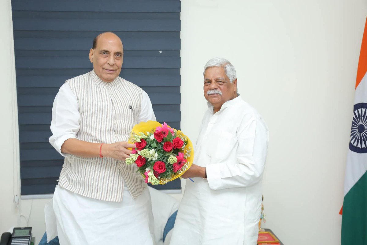 Vishnu Dayal Ram (Modi Ka Parivar) (@vishnumppalamu) on Twitter photo рднрд╛рд░рдд рдХреЗ рд░рдХреНрд╖рд╛ рдордВрддреНрд░реА рдПрд╡рдВ рднрд╛рдЬрдкрд╛ рдХреЗ рдкреВрд░реНрд╡ рд░рд╛рд╖реНрдЯреНрд░реАрдп рдЕрдзреНрдпрдХреНрд╖ рдорд╛. рд╢реНрд░реА рд░рд╛рдЬрдирд╛рде рд╕рд┐рдВрд╣ рдЬреА рдХреЛ рдЬрдиреНрдорджрд┐рди рдХреА рд╣рд╛рд░реНрджрд┐рдХ рд╢реБрднрдХрд╛рдордирд╛рдПрдВред
рд╢реНрд░реА рдмрдВрд╢реАрдзрд░ рд╕реЗ рдкреНрд░рд╛рд░реНрдердирд╛ рд╣реИ рдХрд┐ рдЖрдк рд╕рджреИрд╡ рд╕реНрд╡рд╕реНрде рд░рд╣реЗрдВ рдФрд░ рд░рд╛рд╖реНрдЯреНрд░ рд╕реЗрд╡рд╛ рдореЗрдВ рдирд┐рд░рдВрддрд░ рд╕рдХреНрд░рд┐рдп рд░рд╣реЗрдВ рдФрд░ рд╣рдо рд╕рднреА рдХрд╛ рдорд╛рд░реНрдЧрджрд░реНрд╢рди рдХрд░рддреЗ рд░рд╣реЗрдВ
#RajnathSingh <a href="/rajnathsingh/">Rajnath Singh</a> рднрд╛рд░рдд рдХреЗ рд░рдХреНрд╖рд╛ рдордВрддреНрд░реА рдПрд╡рдВ рднрд╛рдЬрдкрд╛ рдХреЗ рдкреВрд░реНрд╡ рд░рд╛рд╖реНрдЯреНрд░реАрдп рдЕрдзреНрдпрдХреНрд╖ рдорд╛. рд╢реНрд░реА рд░рд╛рдЬрдирд╛рде рд╕рд┐рдВрд╣ рдЬреА рдХреЛ рдЬрдиреНрдорджрд┐рди рдХреА рд╣рд╛рд░реНрджрд┐рдХ рд╢реБрднрдХрд╛рдордирд╛рдПрдВред
рд╢реНрд░реА рдмрдВрд╢реАрдзрд░ рд╕реЗ рдкреНрд░рд╛рд░реНрдердирд╛ рд╣реИ рдХрд┐ рдЖрдк рд╕рджреИрд╡ рд╕реНрд╡рд╕реНрде рд░рд╣реЗрдВ рдФрд░ рд░рд╛рд╖реНрдЯреНрд░ рд╕реЗрд╡рд╛ рдореЗрдВ рдирд┐рд░рдВрддрд░ рд╕рдХреНрд░рд┐рдп рд░рд╣реЗрдВ рдФрд░ рд╣рдо рд╕рднреА рдХрд╛ рдорд╛рд░реНрдЧрджрд░реНрд╢рди рдХрд░рддреЗ рд░рд╣реЗрдВ
#RajnathSingh <a href="/rajnathsingh/">Rajnath Singh</a>