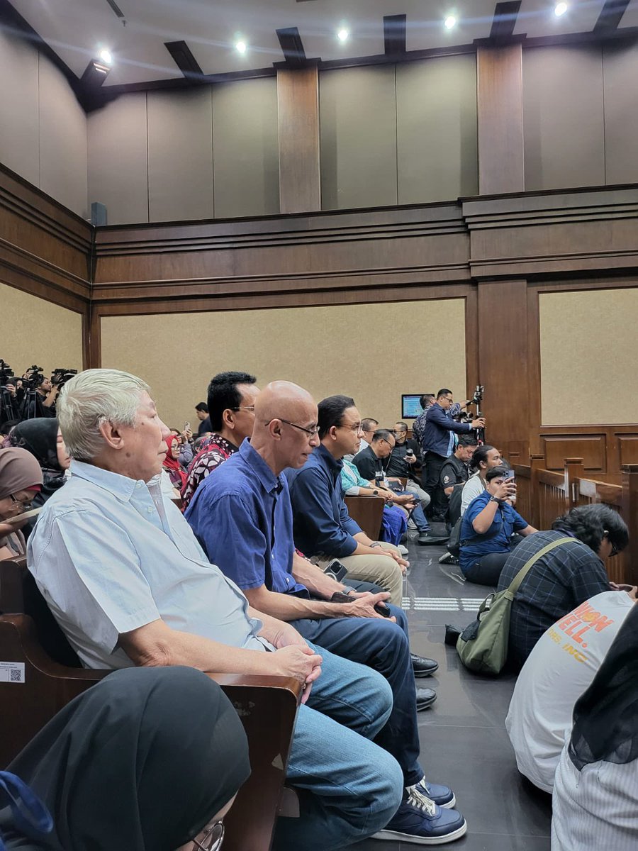 HARI INI, KAMI HADIR DI SIDANG PLEDOI TOM LEMBONG
(9 Juli 2025 – Pengadilan Negeri, Jakarta)

Dari pukul 14.00 hingga pukul 21.00 malam ini, Kami menyaksikan langsung sidang pembelaan (pledoi) Tom Lembong. Hadir sejumlah tokoh bangsa—di antaranya Anies Baswedan, Hamdan Zoelva,