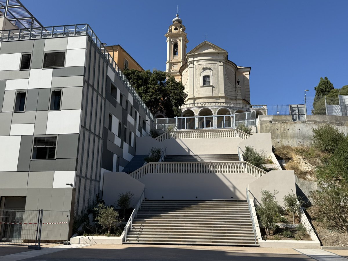 Une légende fait de Charlemagne le fondateur de l’abbaye de Saint-Pons. Lors d’une de ses expéditions contre les païens et les infidèles dans la région de Nice et de Cimiez, le souverain aurait accédé à la demande de son neveu, l’évêque de Nice, Siagrius, en ordonnant la
