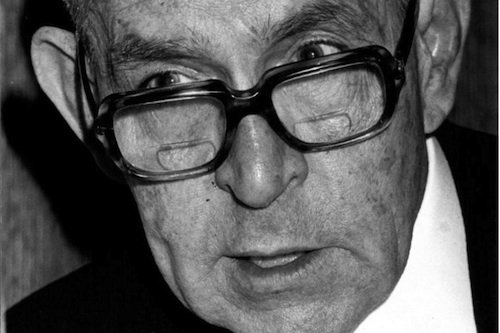 Avui faria 112 anys el genial poeta català i universal, Salvador Espriu. Malgrat tot, romandrem fidels: "em quedaré aquí fins a la mort./Car sóc també molt covard i salvatge/i estimo a més amb un/desesperat dolor/aquesta meva pobra,/bruta, trista, dissortada pàtria."