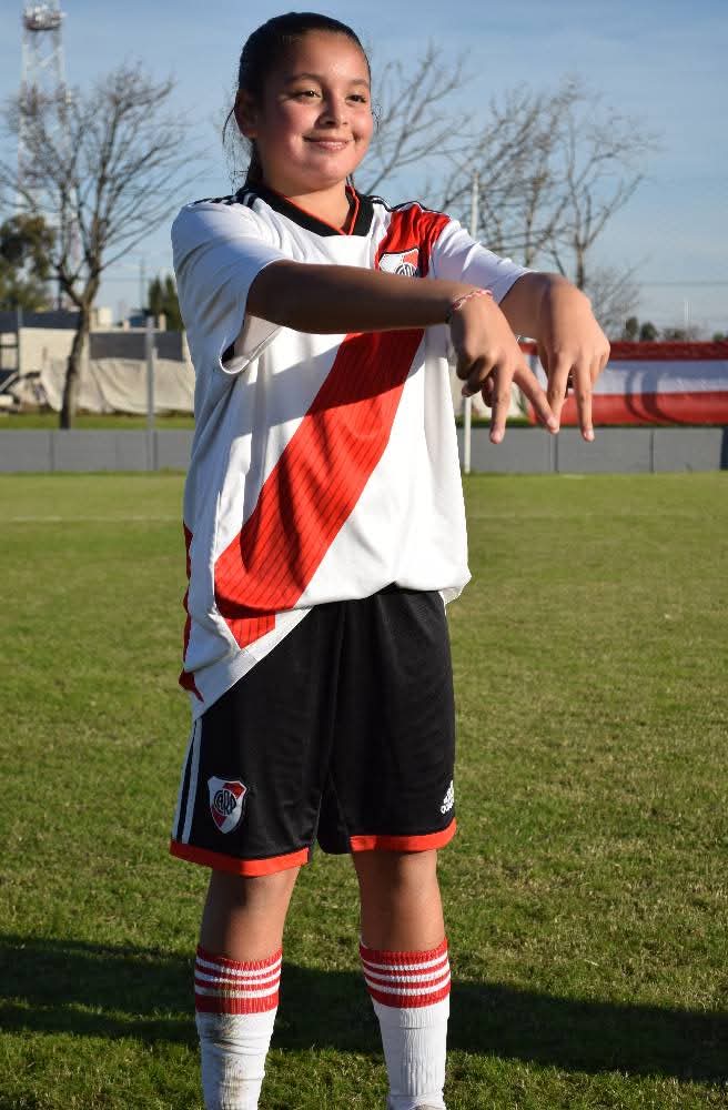 natumader's tweet photo. ⚽❤️‍🔥 @FelicitasF10 debutó el 5/Junio en la #Sub14 de @RiverPlateFem ⚪🔴 🆚 @Independiente.

"Cuanto lo había soñado...", posteó.

¿Por qué hace la M?
Por su mamá Mavi y su papá Maxi. https://t.co/1OsnW2IwHj