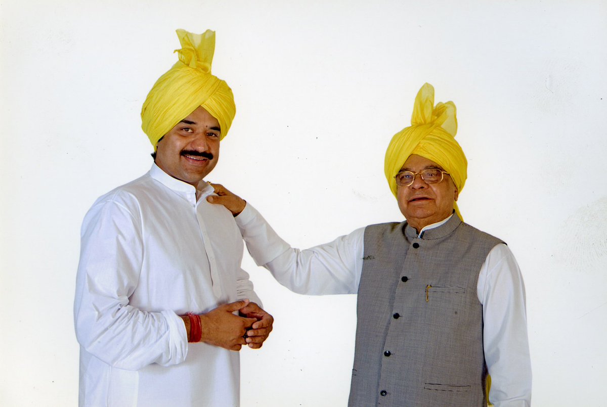 Kuldeep Bishnoi (@bishnoikuldeep) on Twitter photo рдЧреБрд░реБ рдмреНрд░рд╣реНрдорд╛, рдЧреБрд░реБ рд╡рд┐рд╖реНрдгреБ, рдЧреБрд░реБ рджреЗрд╡реЛ рдорд╣реЗрд╢реНрд╡рд░ЁЯЩП
рдЧреБрд░реБ рдкреВрд░реНрдгрд┐рдорд╛ рдкрд░ рдЙрди рд╕рднреА рдЧреБрд░реБрдУрдВ рдХреЛ рдирдорди, рдЬрд┐рдиреНрд╣реЛрдВрдиреЗ рд╣рдореЗрдВ рдЬреАрд╡рди рдореЗрдВ рдЕрдВрдзрдХрд╛рд░ рд╕реЗ рдкреНрд░рдХрд╛рд╢ рдХреА рдУрд░ рд▓реЗ рдЬрд╛рдиреЗ рдХрд╛ рдорд╛рд░реНрдЧ рджрд┐рдЦрд╛рдпрд╛ред
рдЖрдк рд╕рднреА рдХреЛ рдЧреБрд░реБ рдкреВрд░реНрдгрд┐рдорд╛ рдХреА рд╣рд╛рд░реНрджрд┐рдХ рд╢реБрднрдХрд╛рдордирд╛рдПрдБред
тАЬрдореЗрд░реЗ рдЧреБрд░реБ-рдореЗрд░реЗ рдкрд┐рддрд╛рдЬреАтАЭ рдХреЗ рдЪрд░рдгреЛрдВ рдореЗрдВ рд╢реНрд░рджреНрдзрд╛рд╕реБрдорди ЁЯЩПЁЯП╗ рдЧреБрд░реБ рдмреНрд░рд╣реНрдорд╛, рдЧреБрд░реБ рд╡рд┐рд╖реНрдгреБ, рдЧреБрд░реБ рджреЗрд╡реЛ рдорд╣реЗрд╢реНрд╡рд░ЁЯЩП
рдЧреБрд░реБ рдкреВрд░реНрдгрд┐рдорд╛ рдкрд░ рдЙрди рд╕рднреА рдЧреБрд░реБрдУрдВ рдХреЛ рдирдорди, рдЬрд┐рдиреНрд╣реЛрдВрдиреЗ рд╣рдореЗрдВ рдЬреАрд╡рди рдореЗрдВ рдЕрдВрдзрдХрд╛рд░ рд╕реЗ рдкреНрд░рдХрд╛рд╢ рдХреА рдУрд░ рд▓реЗ рдЬрд╛рдиреЗ рдХрд╛ рдорд╛рд░реНрдЧ рджрд┐рдЦрд╛рдпрд╛ред
рдЖрдк рд╕рднреА рдХреЛ рдЧреБрд░реБ рдкреВрд░реНрдгрд┐рдорд╛ рдХреА рд╣рд╛рд░реНрджрд┐рдХ рд╢реБрднрдХрд╛рдордирд╛рдПрдБред
тАЬрдореЗрд░реЗ рдЧреБрд░реБ-рдореЗрд░реЗ рдкрд┐рддрд╛рдЬреАтАЭ рдХреЗ рдЪрд░рдгреЛрдВ рдореЗрдВ рд╢реНрд░рджреНрдзрд╛рд╕реБрдорди ЁЯЩПЁЯП╗