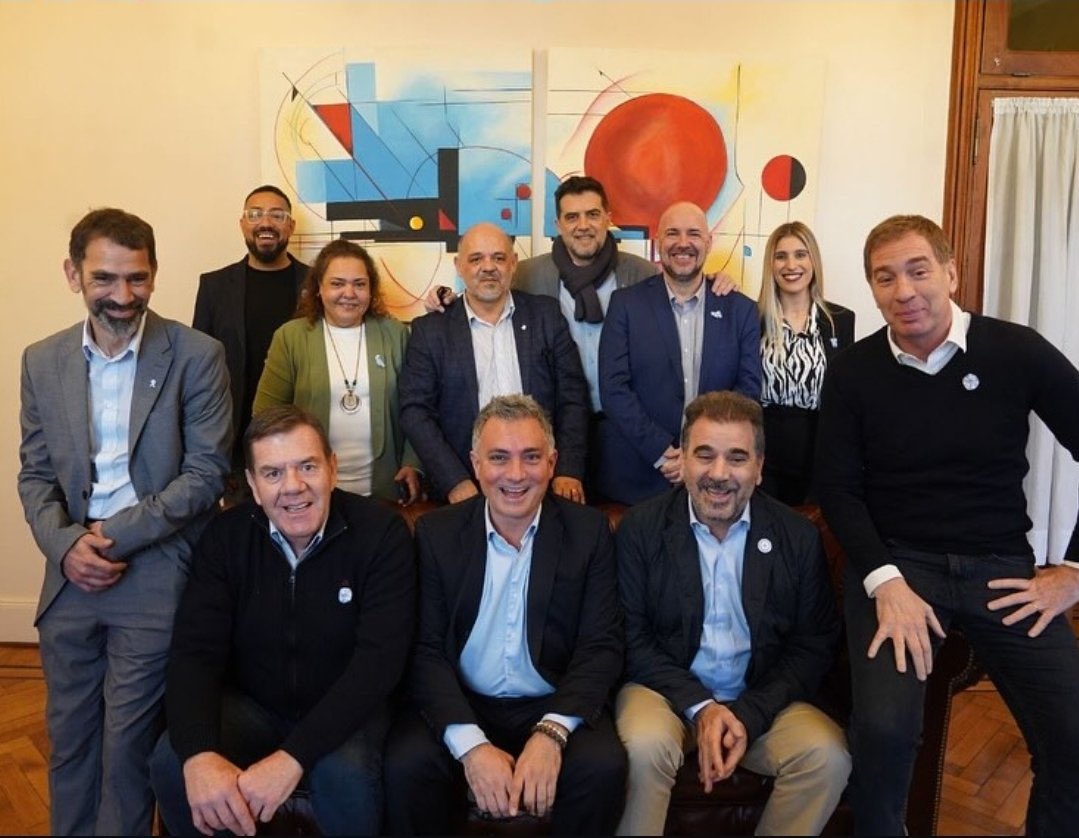 PASO A PASO 

Los racinguistas que padecimos 20 años de sequía sabemos lo que es aferrarse a la historia para seguir más allá de los resultados esperando que las cosas cambien.

A los bonaerenses nos pasa lo mismo, es por eso que nos encontramos hoy acá con la convicción firme de