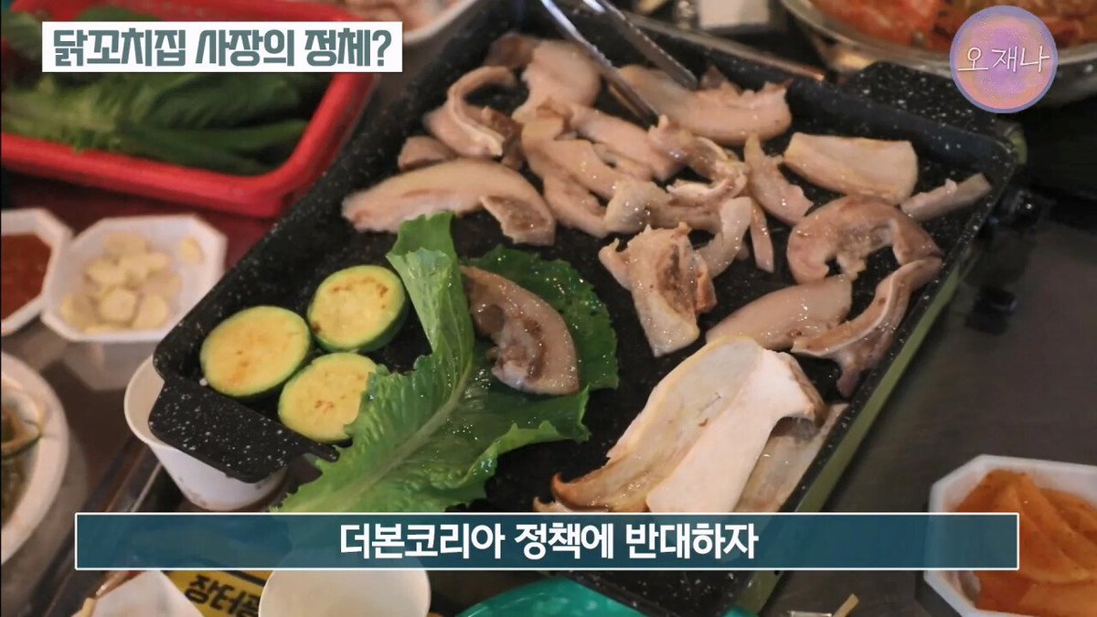 museun_happen's tweet photo. 백종원이 자신의 예산시장 정책에 반대했던 '불판빌려주는집' 가게 맞은편에 '불판빌려주는집 2'를 만들어 매출을 뺏어가는 식으로 보복했다는 사실이 추가로 폭로됨

그동안 쭉 소상공인 상생을 얘기해왔던 백종원이 뒤에서는 상표 도용으로 반대편 죽이기에 들어갔다는 것 https://t.co/Ifc5SAPPYM