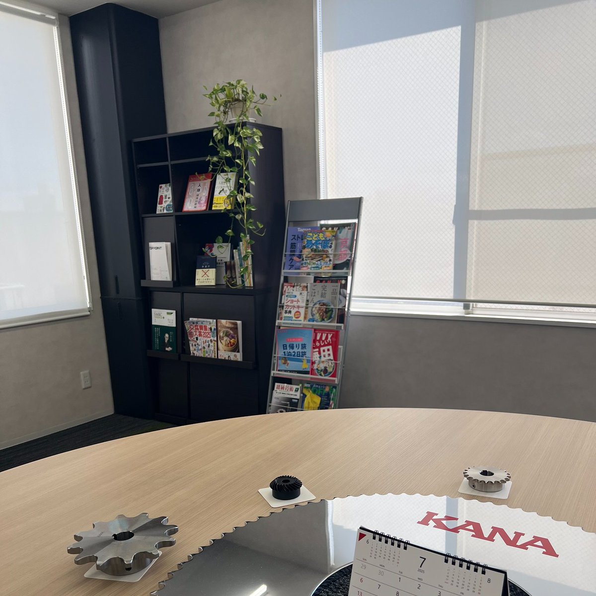 おはようございます.ᐟ.ᐟ 
7月10日木曜日　東大阪は晴れ🌞

当社の休憩スペースには本が置いています📕
休憩時間に本を読むことが出来ます！
定期的に本のラインナップが入れ替わるのも嬉しいですね😆✨

#企業公式が朝の挨拶を言い合う
#企業公式が毎朝地元の天気を言い合う
#企業公式相互フォロー