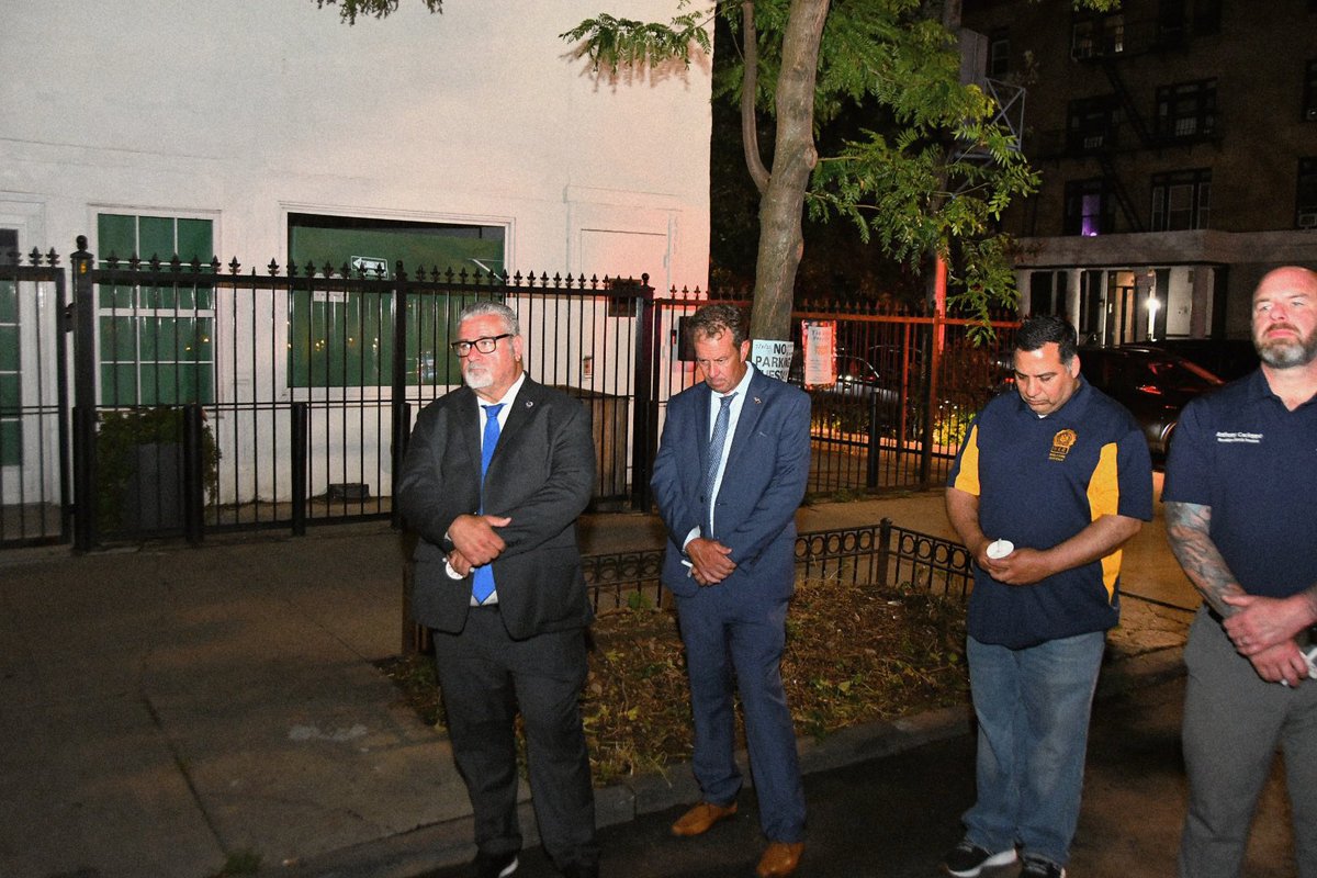 NYCPDDEA's tweet image. Eighteen years ago at the corner of Lefferts and Rogers Avenues in Brooklyn, our hero — Detective Russel Timoshenko — was shot in the line of duty. Russel lost his courageous battle for life five days later. DEA Board Officers were honored to join his loved ones at that fateful…