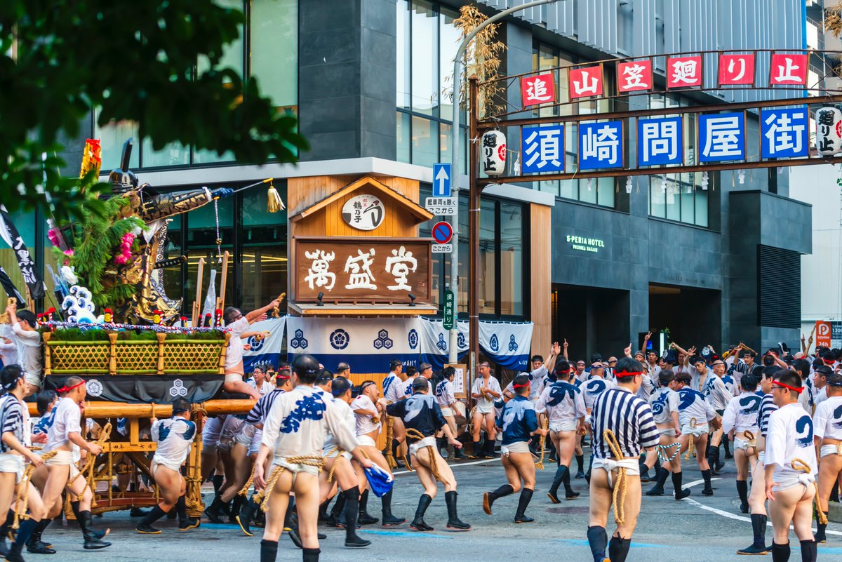 おはようございます！
今日も暑い1日になりそうです☀️

今日は「流舁き」。16時〜18時（流によって異なります）スタートし、それぞれの地域内を山笠が走ります！

博多祇園山笠では、山笠に車輪などはついておらず、舁き手たちは山笠を「担いで」走ります。大迫力の姿をぜひ見ていただきたいです！