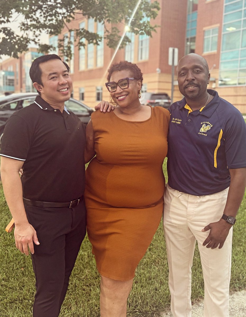 teach2dfuture's tweet image. I get to see my AP besties (Vicker, Camille, and Leon) at the @pgcps Hiring Palooza event today at Dr. Henry Wise HS.
AP Cohort 2022 is the best -hands down! ❤️🙌👏