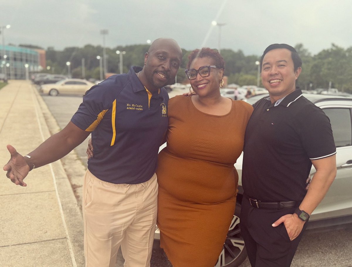 teach2dfuture's tweet image. I get to see my AP besties (Vicker, Camille, and Leon) at the @pgcps Hiring Palooza event today at Dr. Henry Wise HS.
AP Cohort 2022 is the best -hands down! ❤️🙌👏
