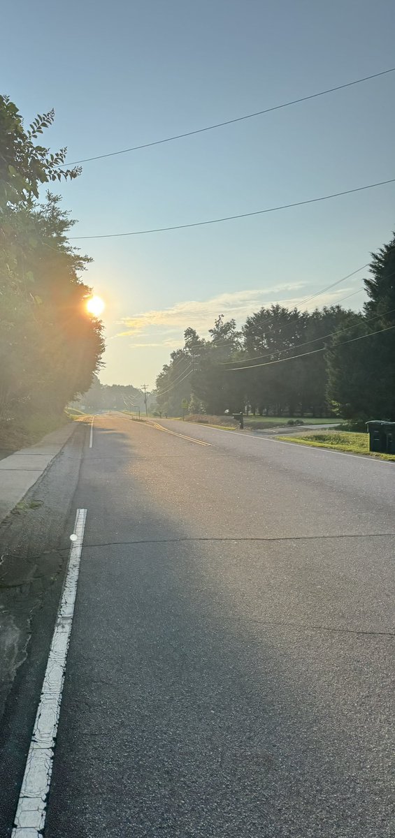 Oh hey! 🤗
I got that doozy run done in all the humidity. The plan called for 6 miles with hills, so I found the longest hill around and traipsed up snd down it. It was beside a track so I looped around it too. I should’ve started earlier. 💦😅
#FitLeaders