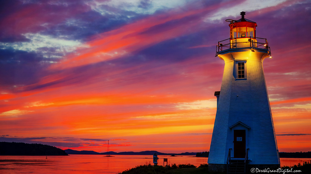 Green's Point #Lighthouse #Sunset earlier this evening #ShareYourWeather #StormHour #ThePhotoHour #sunsetphotography #Lighthouses #ExploreNB #ExploreCanada <a href="/KMacTWN/">Kim MacDonald 🌻</a>   <a href="/MurphTWN/">Chris Murphy TWN</a>