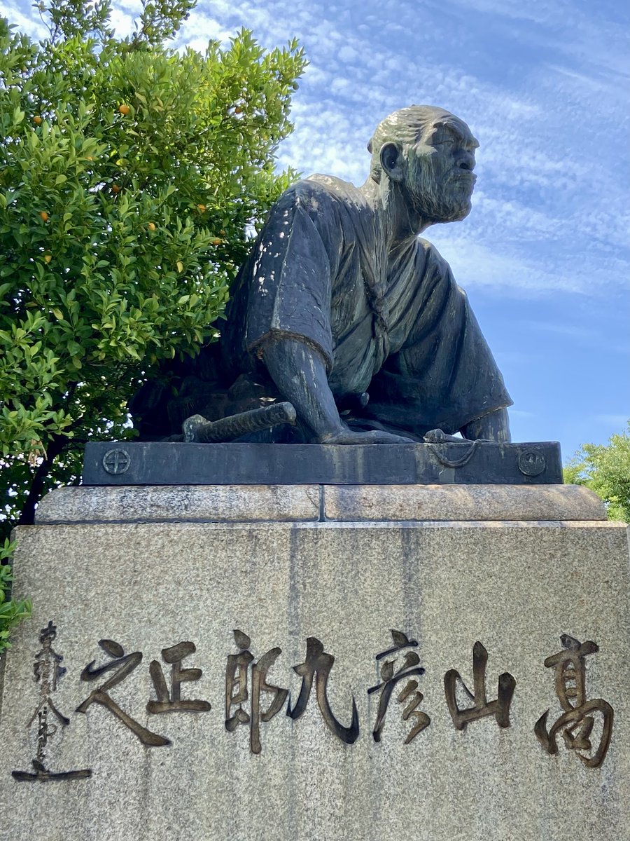 pilgrimoon's tweet image. 京阪電車が鴨川沿いに地上を走り、三条から出町柳までの延伸線もなかった頃、僕らは「土下座」を待ち合わせ場所として使っていた。幕末に寛政三奇人の一とされる高山彦九郎の生涯は、尊皇思想家では括れない熱量に満ちていた。自らの自刃を狂気と称したこの旅人の銅像を、僕らはただドゲザと呼ぶ。