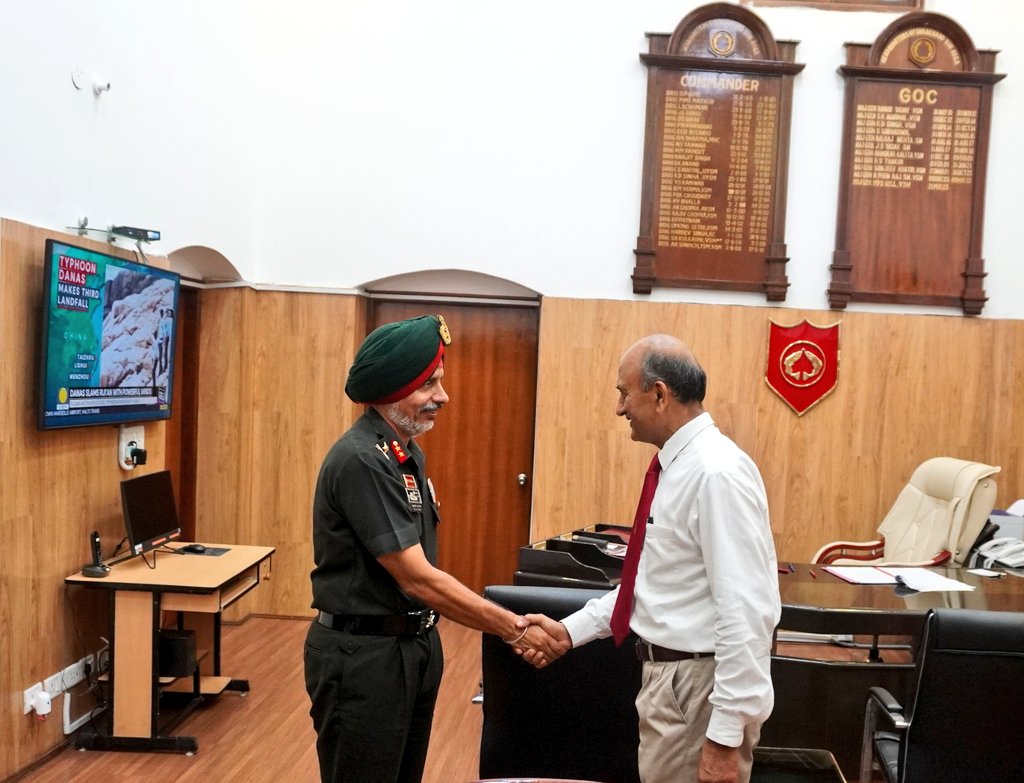 PRODefDehradun's tweet image. Lt General Jaiveer Singh Negi (Retd), PVSM, AVSM, YSM, VSM — a senior #veteran from Uttarakhand and the 49th #Commandant of the Indian Military Academy, Dehradun — called on Maj Gen M P S Gill, VSM, General Officer Commanding, Uttarakhand Sub Area.

The interaction was marked by…