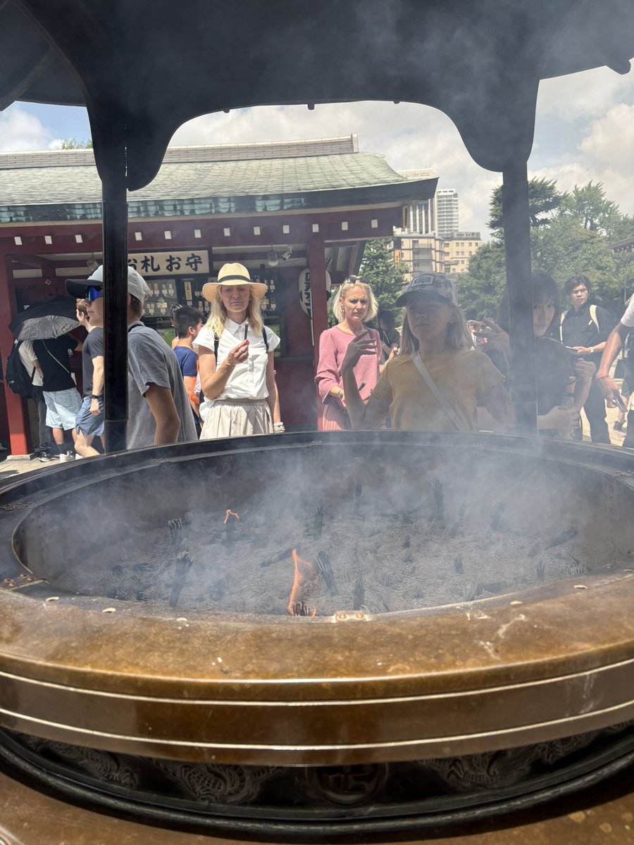 tera1134's tweet photo. ただ今活動中です。
浅草寺　四万六千日
ホオヅキ市に来ました。
リスナーを代表してお参りを済ませました。
これで貴方も
123年長生きが出来ます！
直射日光に加え
外国人観光客の多さに
体力を奪われています。
これから牛丼店に向かいます。
#tera1134 https://t.co/vCRZqkQ0cS