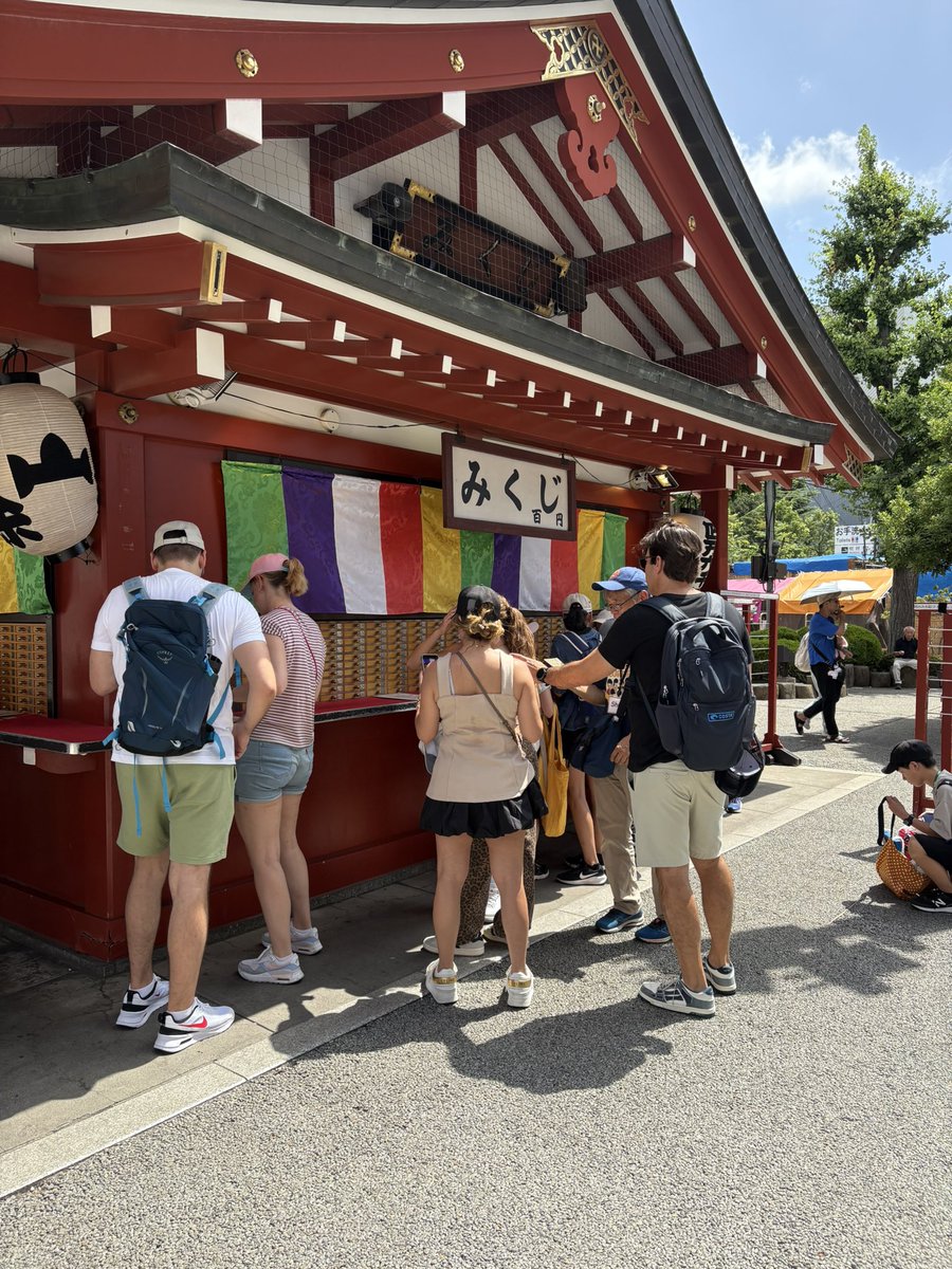 tera1134's tweet photo. ただ今活動中です。
浅草寺　四万六千日
ホオヅキ市に来ました。
リスナーを代表してお参りを済ませました。
これで貴方も
123年長生きが出来ます！
直射日光に加え
外国人観光客の多さに
体力を奪われています。
これから牛丼店に向かいます。
#tera1134 https://t.co/vCRZqkQ0cS