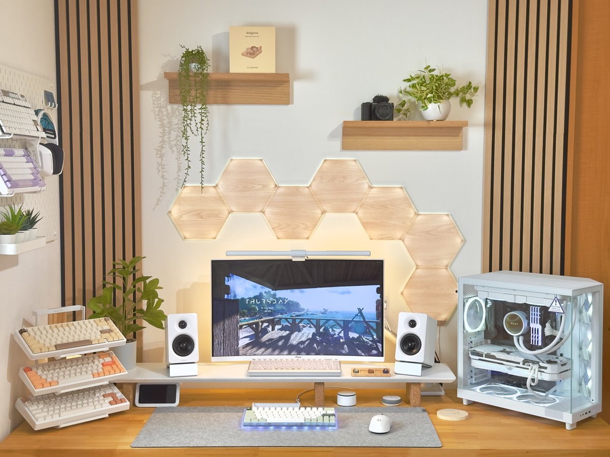 konamon0123's tweet image. 【デスクアップデート】
よし、完成ーーーー!!(๑˃̵ᴗ˂̵)و ✨
吸音パネル、nanoleaf elements、ウォールシェルフを追加しました!!
あとフェイクグリーンも🍀
時間かかったけどめっちゃ良くなった😆👏
#desksetup
#nanoleaf
#ニトリ
#無印良品
