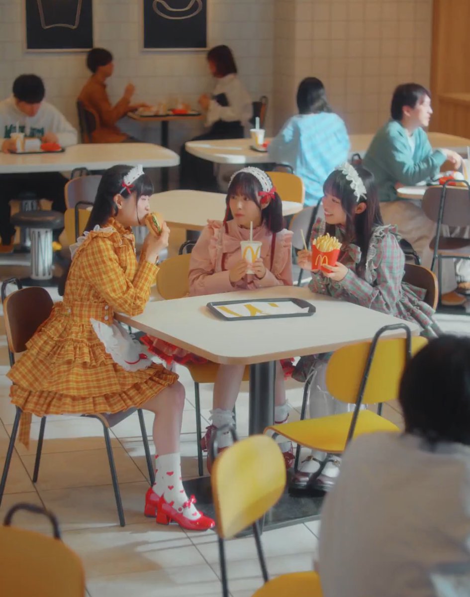 セットを3人で分けて食べるんじゃなくて、みんながそれぞれ1品だけ食べるの…？