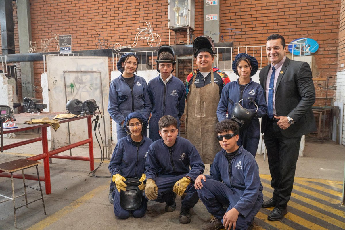 FFIE (@fondoffie) on Twitter photo El gerente del Fondo de Infraestructura Educativa del <a href="/Mineducacion/">MinEducación</a>, <a href="/SebasCaballer0/">Sebastián Caballero</a> se animó a aprender a soldar bajo la observación de quienes dominan el tema: las y los estudiantes de este colegio.✊⚡ El gerente del Fondo de Infraestructura Educativa del <a href="/Mineducacion/">MinEducación</a>, <a href="/SebasCaballer0/">Sebastián Caballero</a> se animó a aprender a soldar bajo la observación de quienes dominan el tema: las y los estudiantes de este colegio.✊⚡