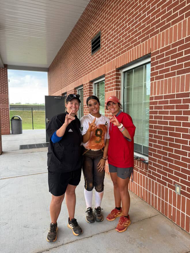 Kmartinez2028's tweet photo. Thank you so much for hosting a wonderful camp! Had fun spending the day at UWG softball 💙❤️ GO WOLVES 🐺 ‼️‼️ 
#softball 
#uwgsoftball https://t.co/r1WDbYUzyu