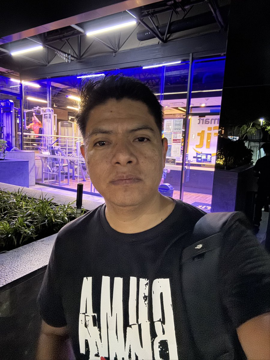 En junio cumplí 6 meses yendo al gimnasio de forma constante, después de intentarlo 4 o 5 veces desde que era adolescente.
La última vez que lo intenté prefería entrar a las clases de box en lugar de hacer pesas porque las pesas me aburrían.

Pero esta vez decidí apegarme a la