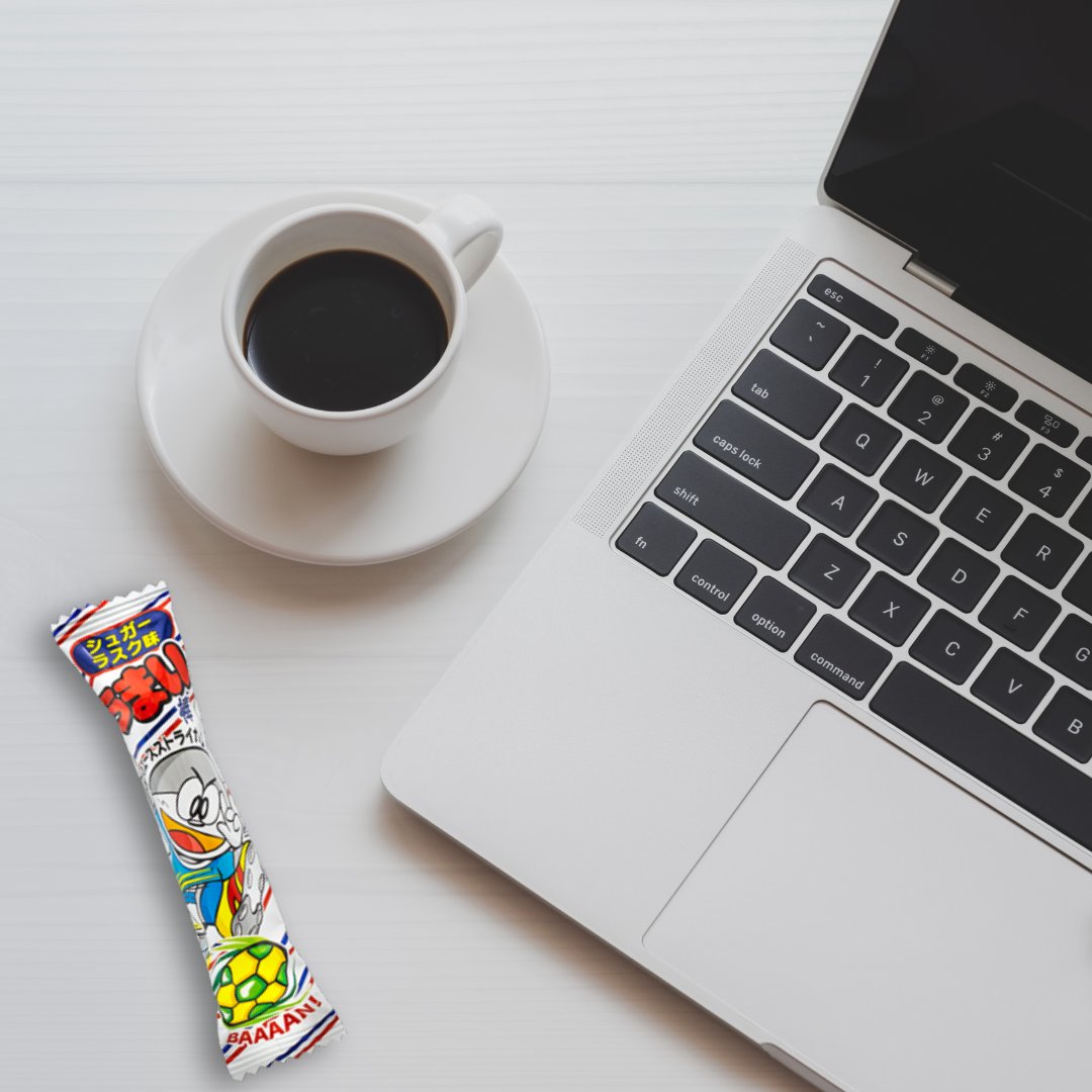 おはうまい棒ございます🌞
今日は #テレワークデイ💻

会議中、うまい棒をこっそり一口...
サクサク音は…気のせいです（たぶん）

うまい棒片手に、今日も1日ゆるっといきましょう😌