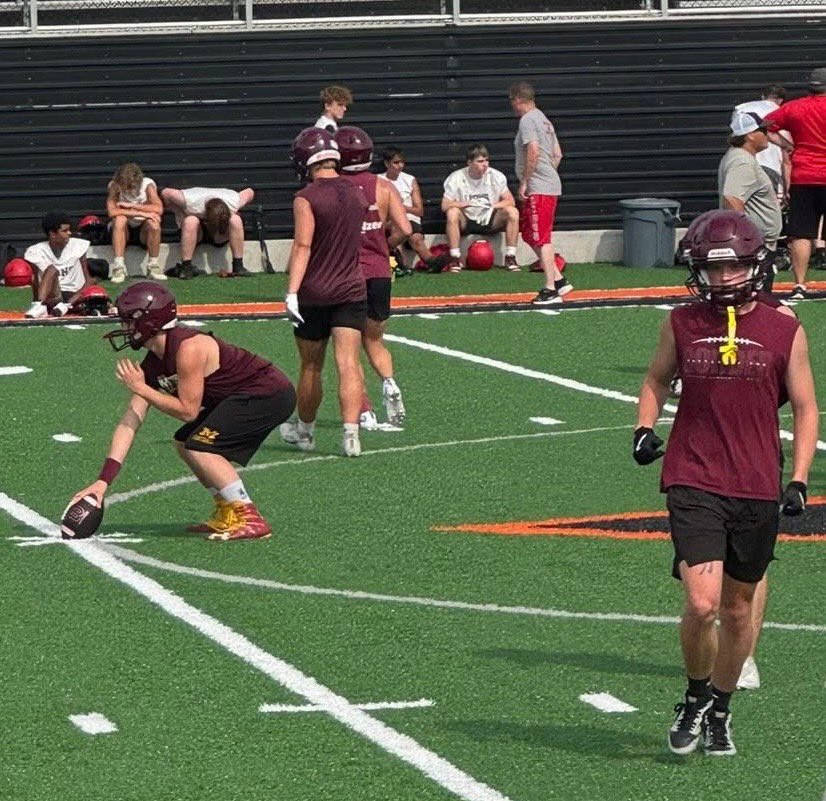CruLyons79's tweet photo. 7on7 at New Lexington!!! Did better at Center than what I thought I was gonna do!!! However I’m just happy that I was able to get better!!! W.I.C!!!💪 https://t.co/ipPBePlMBx