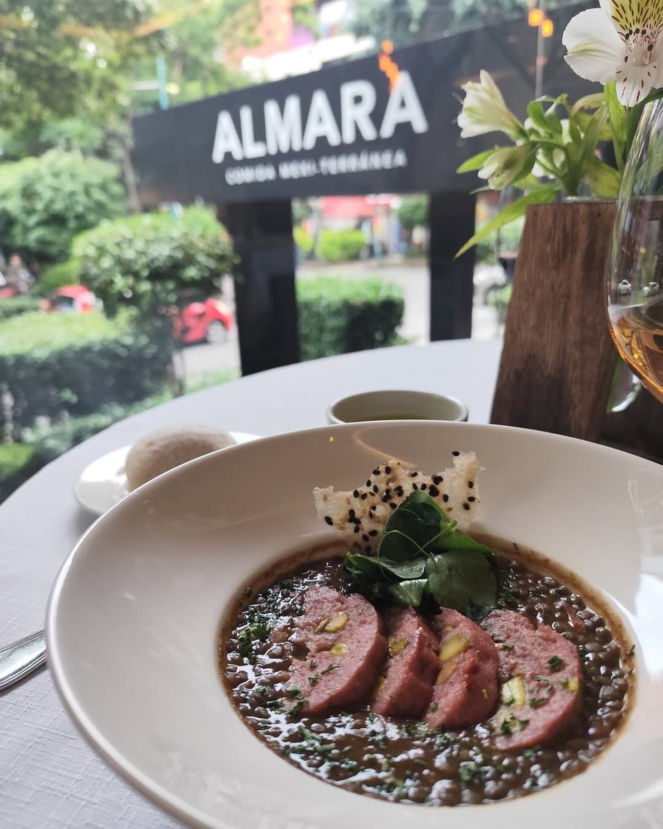 🇫🇷 Julio a la francesa en Almara 🇫🇷 Viaja con los sentidos y déjate seducir por los sabores clásicos de la gastronomía francesa en un menú que rinde homenaje a su elegancia y tradición. 🍷 Maridados y servidos en el corazón de la CDMX. Galería Plaza Reforma 📞 55 32 13 24 92
