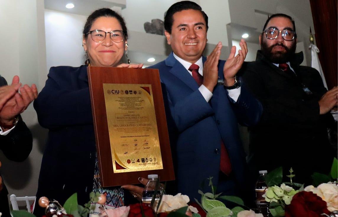 Agradezco la venera "Benito Juárez García", por la defensa de los principios juaristas en la labor jurisdiccional, reconocimiento entregado hoy por la Organización Mundial de Abogados, el Corporativo Internacional Universitario, la Barra de Abogados de Atlacomulco, la Asociación