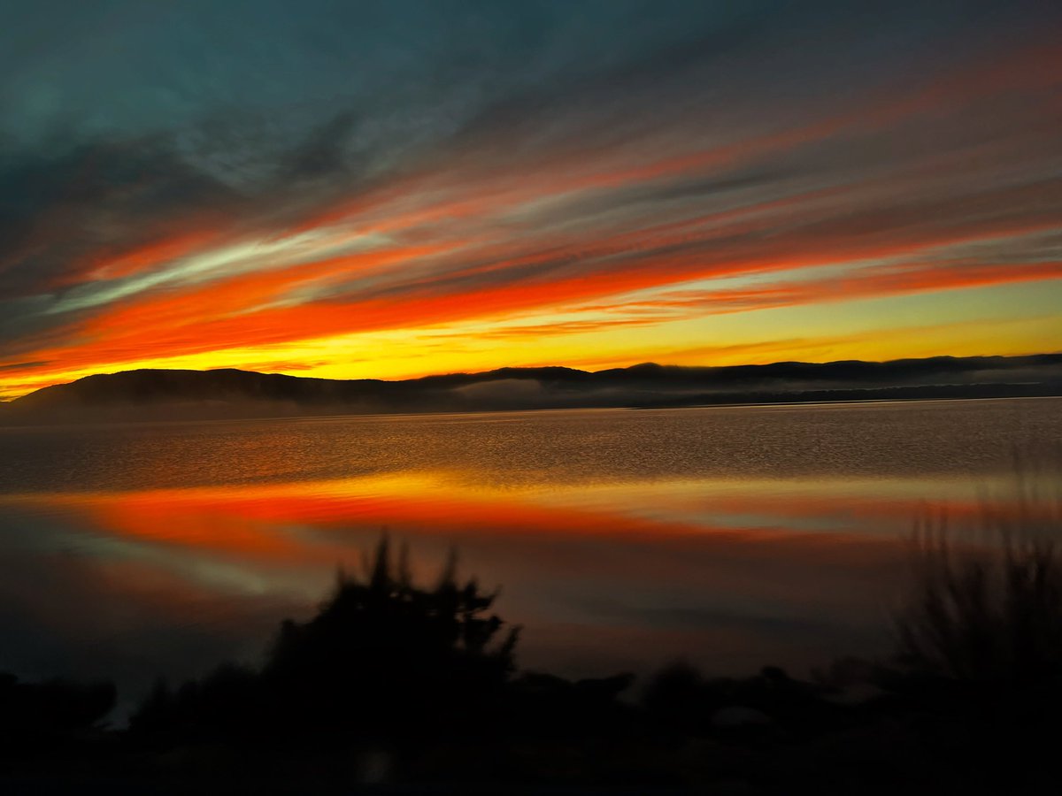 Anduve de vacaciones por Chiloé y estoy orgulloso de esta captura espontánea que tomé del atardecer en el lago Huillinco.