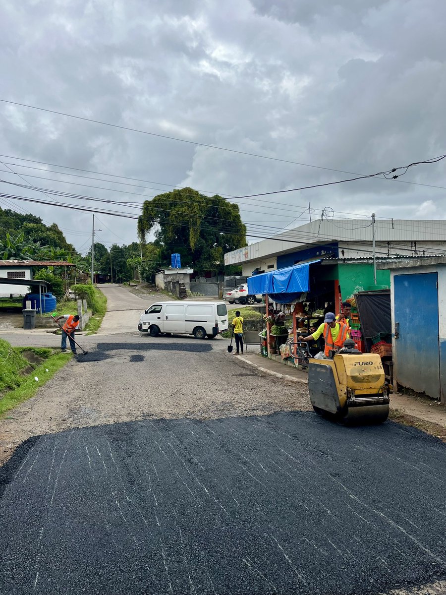 JcBurunga's tweet photo. Continuamos con la jornada de parcheo en la Vía principal Burunga Casco Viejo desde los Cortes hasta Burunga 2 de Mayo.
#jcburunga #burungavaanza #calles #parcheo #mop https://t.co/cy8bMp6IeD