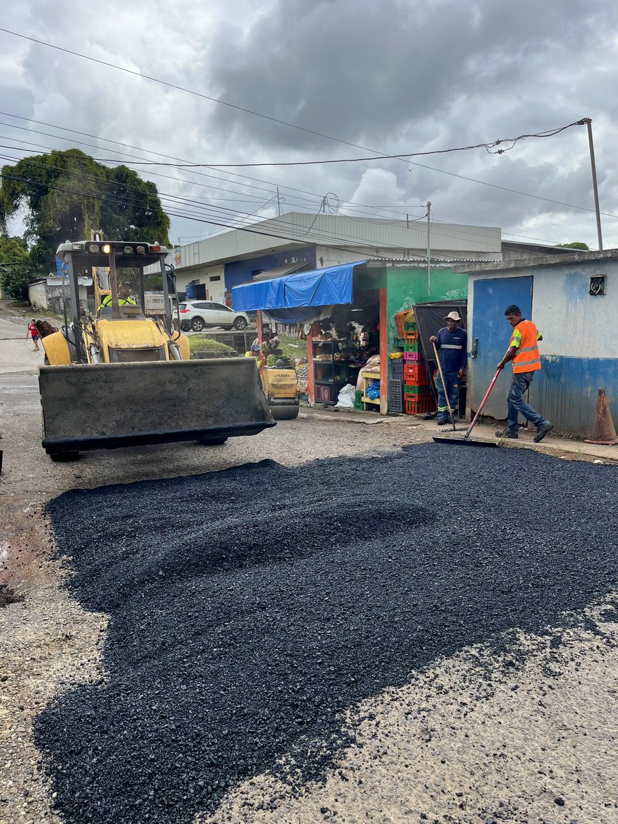 JcBurunga's tweet photo. Continuamos con la jornada de parcheo en la Vía principal Burunga Casco Viejo desde los Cortes hasta Burunga 2 de Mayo.
#jcburunga #burungavaanza #calles #parcheo #mop https://t.co/cy8bMp6IeD