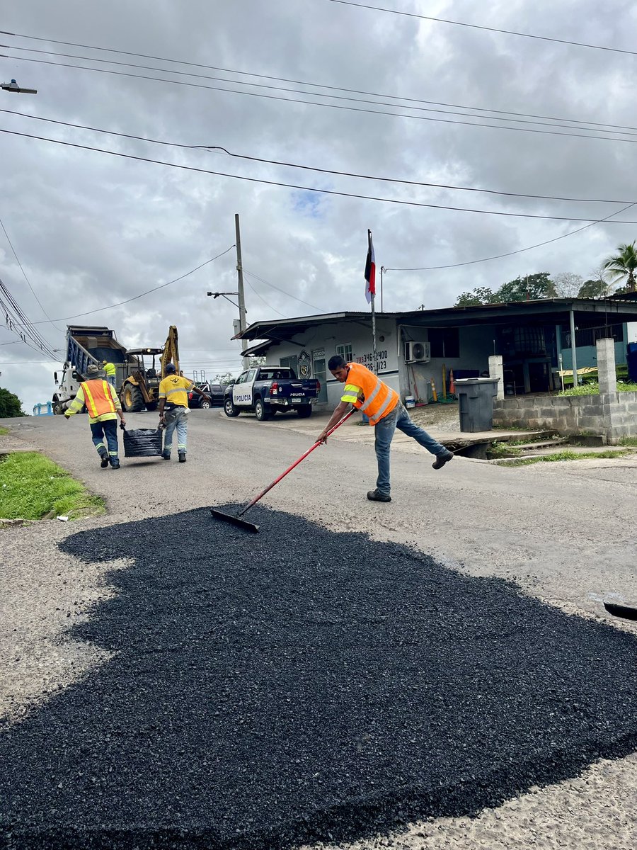 JcBurunga's tweet photo. Continuamos con la jornada de parcheo en la Vía principal Burunga Casco Viejo desde los Cortes hasta Burunga 2 de Mayo.
#jcburunga #burungavaanza #calles #parcheo #mop https://t.co/cy8bMp6IeD