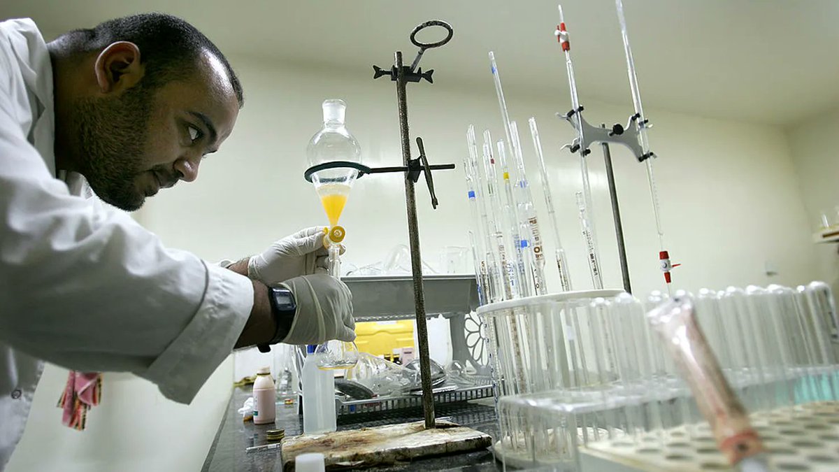 特朗普威胁对药品征收200%关税，投资者无反应】欧洲和印度医药股波澜不惊，投资者押注200%的药品关税不太可能实施，因为那将使美国 面临药品短缺。分析师认为，市场反应平平可能反映出人们对美国药品定价谈判取得进展的乐观态度。 https://t.co/MFRv8C4yKK