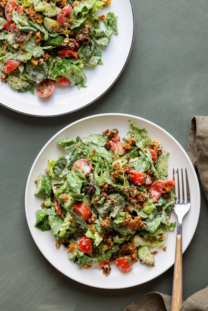 NEW!! Loaded summer salad with 65g protein! (20-23g per serve, 15+g fiber!) . Spinach, cherry tomatoes, cucumber, topped with umami packed super flavorful Chickpea Olive hemp seed crumble! And a creamy tahini dressing! 

youtu.be/VAqG4Dhi-tY?si…