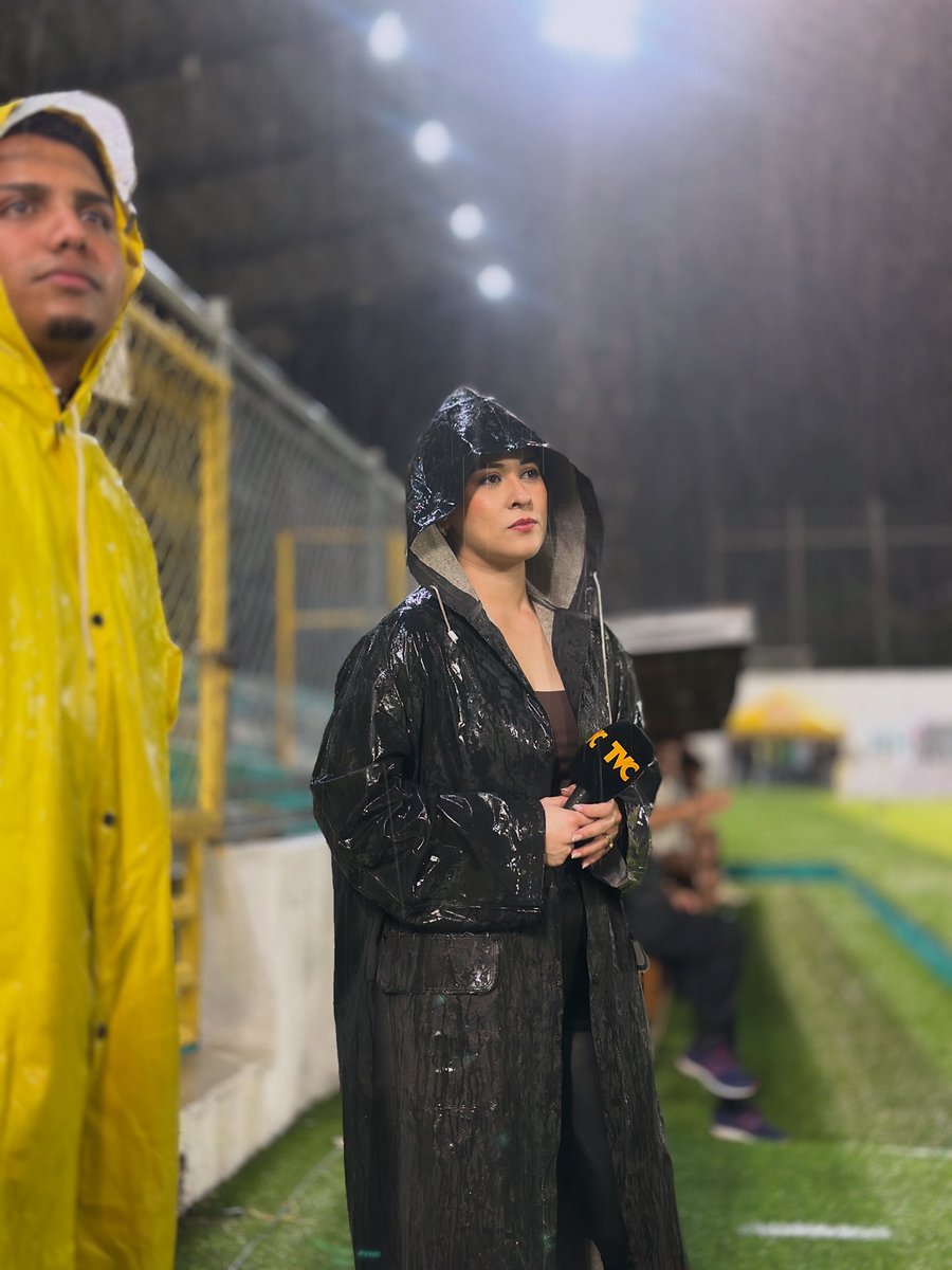 Lluvia y fútbol de pretemporada en el Estadio Morazán🎙️⚽️
Real España vs Águila de El Salvador